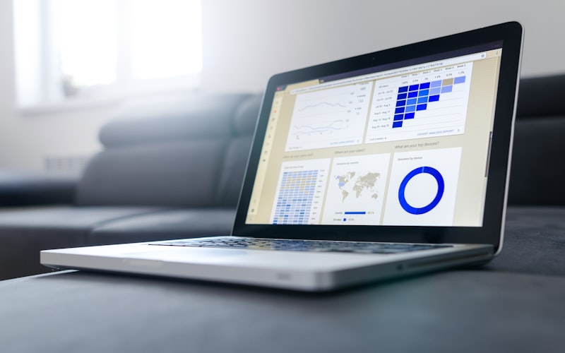 Consultants INNOV MAROC présentant une stratégie de migration Cloud sur écran